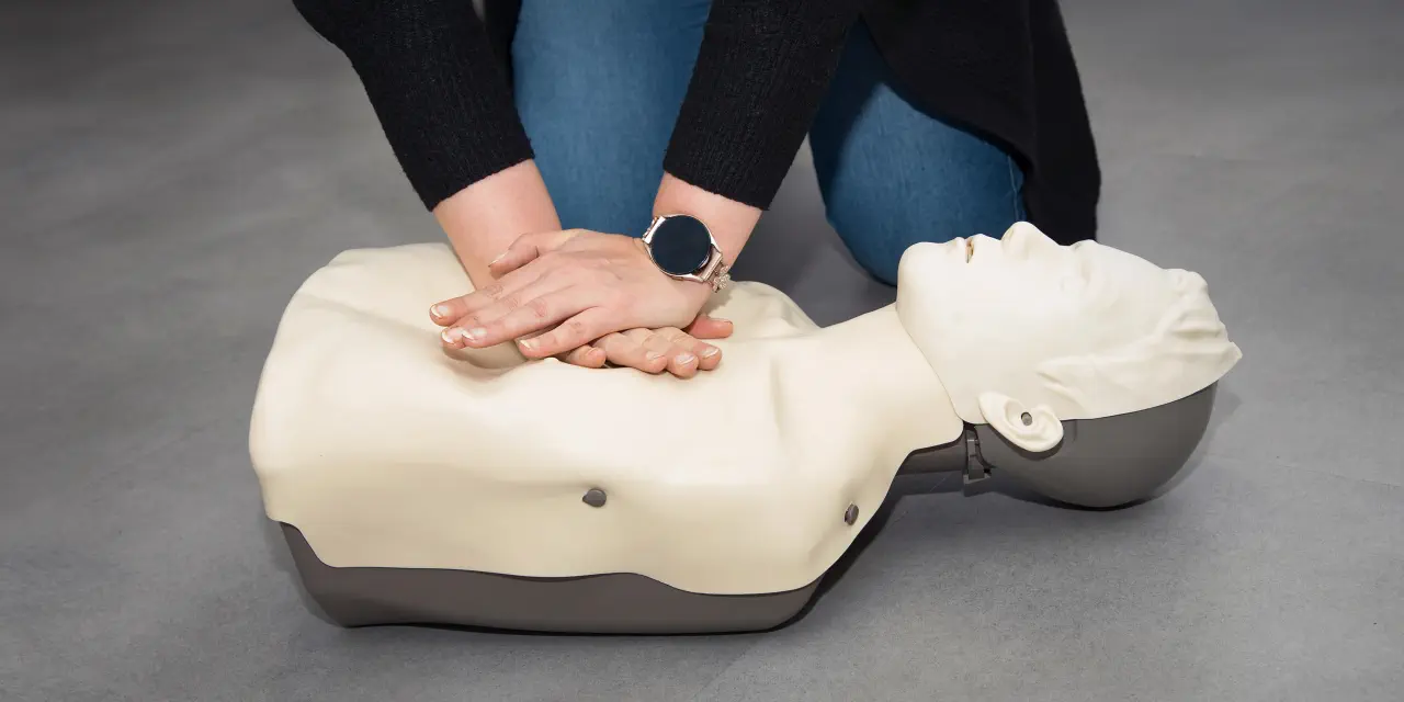 Herzmassage als Wiederbelebungsübung in einem Erste-Hilfe-Kurs