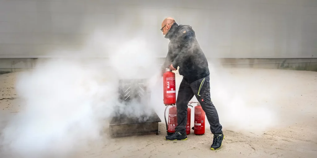 Protext-Feuerlöscher und Branschschutz-Schulungsmaterial bei einer Brandschutzübung der Firma K-P-Sicherheitsschulungen